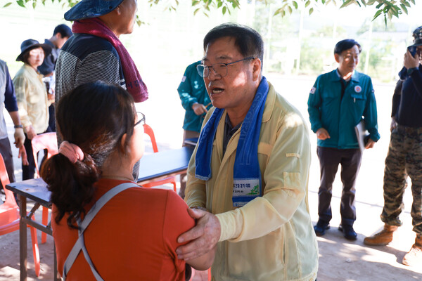 이승화 산청군수가 집중호우 피해 주민을 만나 위로를 건네고 있다. ⓒ산청군