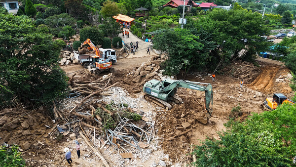 산청군이 중장비를 동원해 피해 복구 작업을 하고 있다. ⓒ산청군