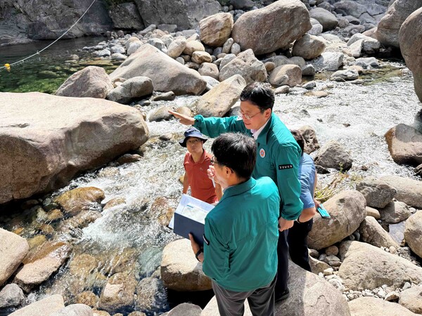 함양군과 경남도가 비관리 물놀이장에서 안전시설을 점검하고 있다. ⓒ함양군