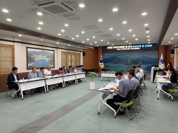 남해군이 주민자치 홍보 역량 강화를 위한 SNS 교육과 간담회를 열고 있다. ⓒ남해군