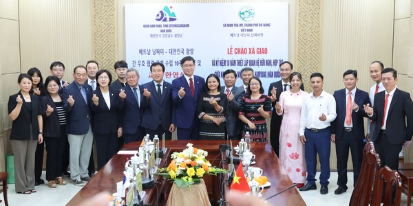 함양군 교류단이 베트남 남짜미읍에서 열린 우호교류 10주년 기념행사에서 양 도시 대표단과 함께 기념촬영을 하고 있다. ⓒ함양군