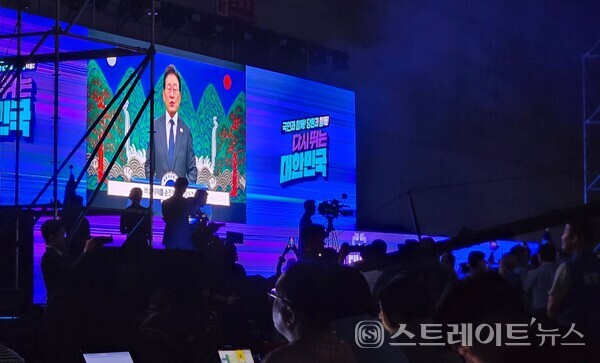 2일 경기 고양 킨텍스에서 더불어민주당 전국당원대회가 열렸다. 이재명 대통령이 영상을 통해 축사를 전하고 있다. 설인호 기자. 