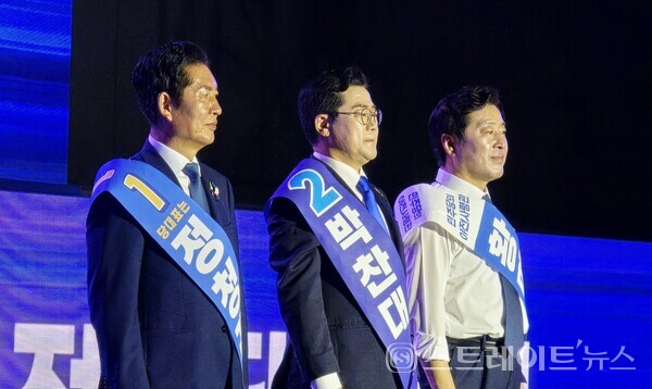 2일 경기 고양 킨텍스에서 더불어민주당 전국당원대회가 열렸다. 왼쪽부터 당대표에 선출된 정청래 의원, 박찬대 의원, 최고의원에 선출된 황명선 의원. 설인호 기자.