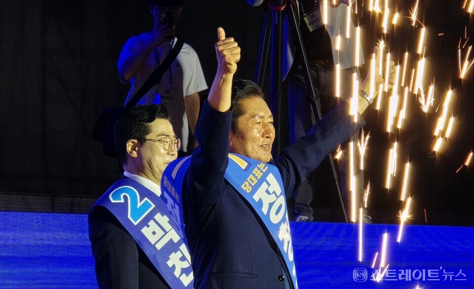 2일 경기 고양 킨텍스에서 더불어민주당 전국당원대회가 열렸다. 신임 당대표에 선출된 정청래 의원이 정견 발표에 앞서 손을 흔들고 인사하고 있다. 설인호 기자.