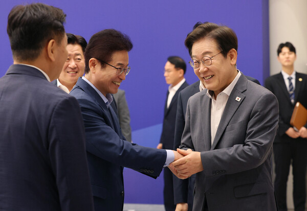 경북도는 이철우 경북도지사가 지난 1일 대통령실에서 열린 ‘시도지사 간담회’에서 경북의 주요 현안에 대해 대통령에 설명하고 많은 관심과 지지를 끌어냈다고 밝혔다.(사진=경북도)