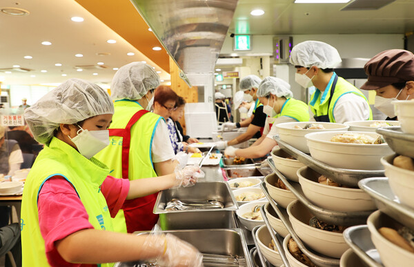 어르신들을 위한 보양식 나눔 봉사활동에 참여한 하나금융그룹 임직원과 그 가족들. 하나금융 제공.