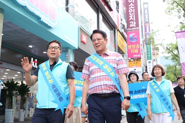 최대호 안양시장이(우측) 지난 1일 방극숙 범계로데오상인협의회장 등과 함께 평촌1번가 문화의 거리에서 소비쿠폰 사용 촉진과 지역 상권 활성화를 위한 캠페인을 펼치고 있다.안양시 제공.