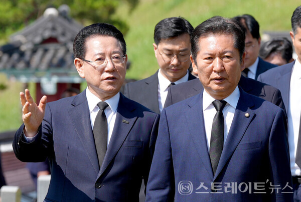 김영록 지사와 정청래 대표 등 더불어민주당관계자들이 지난 6월 15일 광주 국립5.18민주묘지를 찾아 참배하고 묘역을 둘러보고 있다.사진/전남도