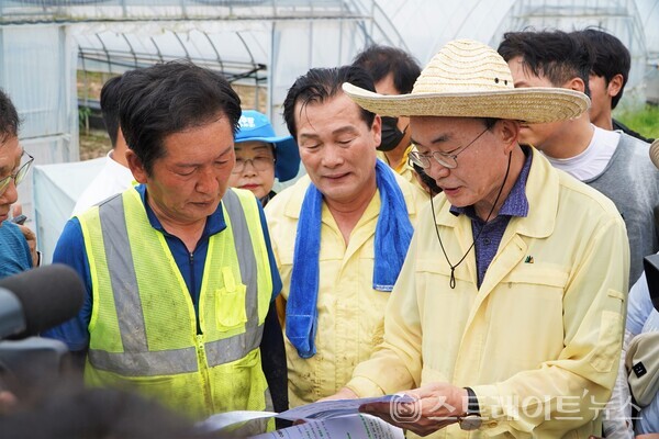 윤병태 나주시장(오른쪽)이 정청래 더불어민주당 대표(왼쪽)에게 신속한 복구와 재발 방지를 위해 특별재난지역 선포 등을 건의하고 있다.사진/나주시