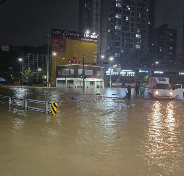 광주에는 3일 저녁부터 시간당 최대 80mm의 비가 내리면서 피해가 속출했다. 북구 서암대로 도로와 주변 상가 침수 사진./정준호 의원 SNS