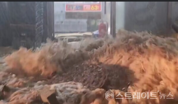 3일 전남 무안에 시간당 142.1mm의 기록적 폭우가 내리면서 빗물이 역류해 맨홀 뚜껑이 쏟구치고 있다.캡쳐/나광국 전남도의원 페이스북