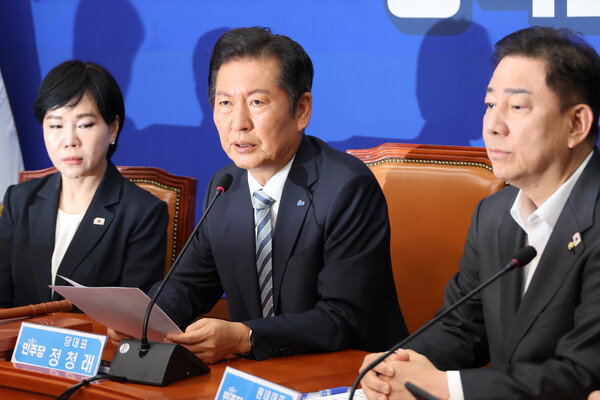 더불어민주당 정청래 신임 대표가 4일 서울 여의도 국회에서 열린 최고위원회의에서 발언하고 있다. 연합뉴스. 