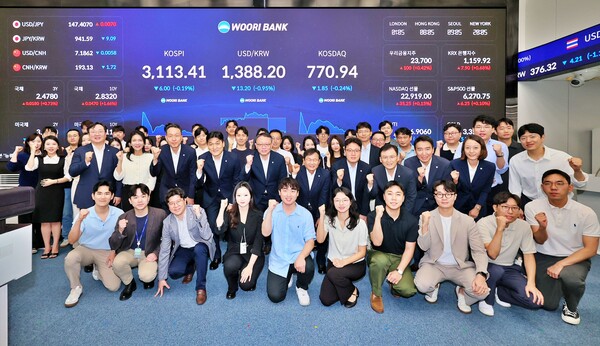 본점 자금시장그룹 딜링룸 전광판 점등식에 함께한 정진완 은행장(두번째 줄 가운데)과 임직원들. 우리은행 제공.