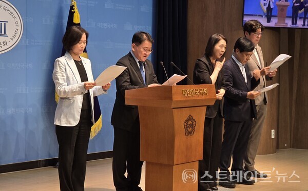 더불어민주당 이성윤 의원, 조국혁신당 차규근 의원, 조국혁신당 이규원 사무부총장은 4일 국회 소통관에서 기자회견을 열고 김학의 긴급출입금지 사건 관련  윤석열 전 대통령(당시 검찰총장)과 수사를 담당한 검사들을 고발한다고 밝혔다. 설인호 기자. 