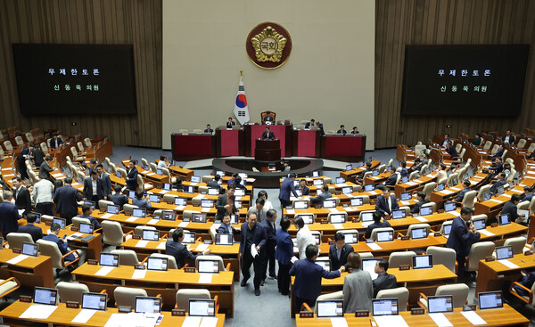4일 국회 본회의에서 '방송3법(방송법·방송문화진흥회법·한국교육방송공사법 개정안)' 중 방송법 일부개정법률안이 상정된 후 국민의힘 신동욱 의원이 무제한토론에 나서고 있다. 연합뉴스. 