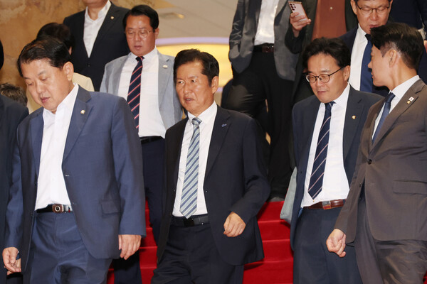 더불어민주당 정청래 신임 대표를 비롯한 의원들이 4일 국회 본회의에서 방송3법 개정안에 대한 무제한 토론을 시작하자 본회의장에서 나오고 있다. 연합뉴스. 