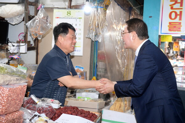 김영문 신임 광주시 문화경제부시장이 취임 첫 날인 4일 오전 남광주시장을 방문해 상인들의 애로 및 건의사항을 청취하고 있다./광주시