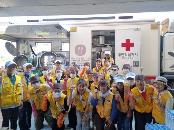 대한적십자사 봉사회 남해군협의회 자원봉사자들이 산청 수해현장에서 ‘사랑의 밥차’ 급식 봉사를 마친 뒤 기념촬영을 하고 있다. ⓒ남해군