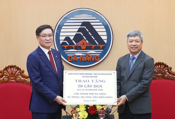 진병영 함양군수(왼쪽)가 베트남 다낭시에 ‘코코넛 나무 20그루 기증 동판’을 전달하고 있다. ⓒ함양군