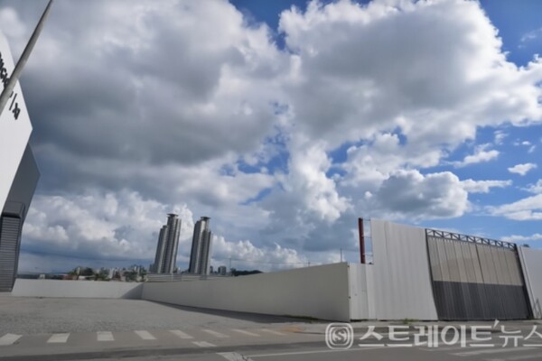 청주 센텀 푸르지오 자이'(모델하우스와 현장)는 비교적 합리적인 분양가의 브랜드 대단지로, 1년 5개월 전에 사직3구역에서 분양한 '힐스테이트 어울림 사직'의 분양가 수준에 맞췄다. 5일 청약홈은 이 단지 일반공급 1순위 청약 결과, 평균 1.53 대 1의 경쟁률을 기록했다고 밝혔다. ⓒ스트레이트뉴스​