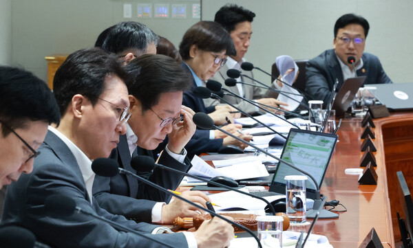 이재명 대통령이 7월29일 서울 용산 대통령실 청사에서 열린 국무회의에서 김병환 금융위원장의 발언을 듣고 있다. 사진=연합뉴스