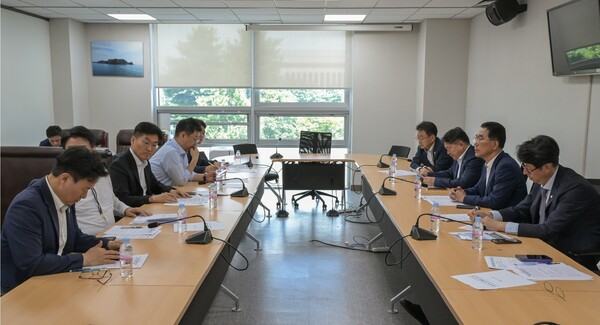 더불어민주당 산업재해예방TF는 5일 국회에서 2차 회의를 열고 '산재 STOP 신고센터' 가동을 시작했다. 민주당 제공.  