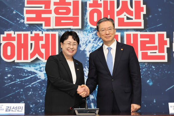 조국혁신당 김선민 대표 권한대행은  6일 국회 당회의실에서 정성호 법무부 장관을 접견하고 검찰 개혁안 신속 추진을 약속했다.  연합뉴스. 