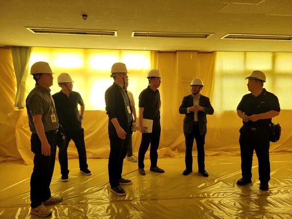 석면으로부터 안전한 교육 환경을 만들기 위해 6일 도교육청 한근수 행정국장(우측 두번째)이 용인 구성초를 찾아 전문가들과 함께 점검하고 있다.경기도교육청 제공.