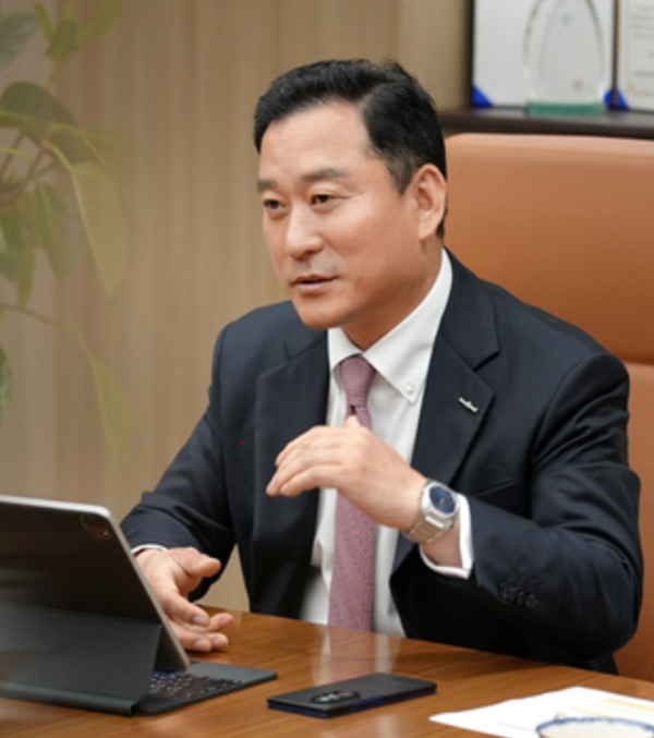                               상반기 순이익 1조를 넘겨 증권업 역사를 새로 쓴 김성환 사장. 한투증권 제공.