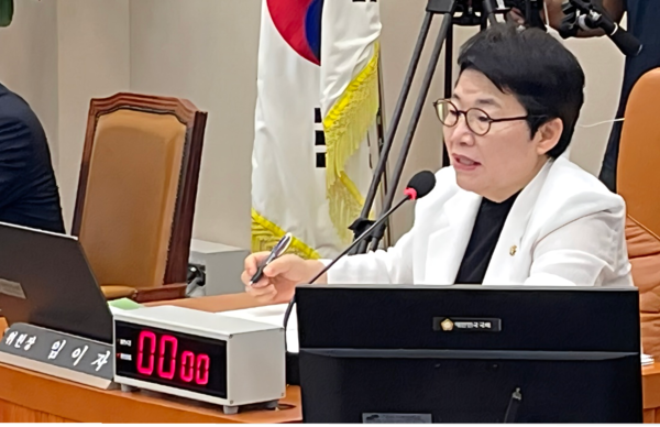 임이자 국회 기획재정위원장은 6일 기획재정위원회 전체회의서 구윤철 부총리 겸 기획재정부 장관에게 경북 포항의 ‘산업위기선제대응지역’ 지정에 대한 적극적인 협조를 요청했다.(사진=의원실)