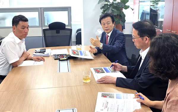 조규일 진주시장이 행정안전부를 방문해 지역 현안사업의 필요성을 설명하고 있다. ⓒ진주시