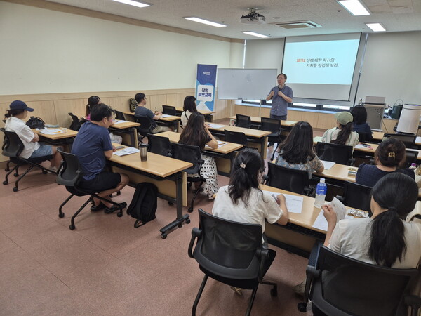 김동규 강사의 알파세대를 위한 성교육과 중독예방 교육 모습.    창원시 제공.