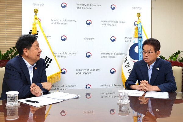 이철우 경북도지사는 7일, 정부서울청사서 구윤철 경제부총리를 만나 경북의 지속 가능한 미래를 위한 4대 핵심 국가 투자 예산사업의 국비 지원을 건의했다.(사진=경북도)
