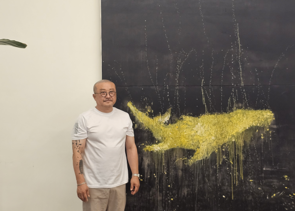 작품 앞에 선 허달용 작가./문미선 기자