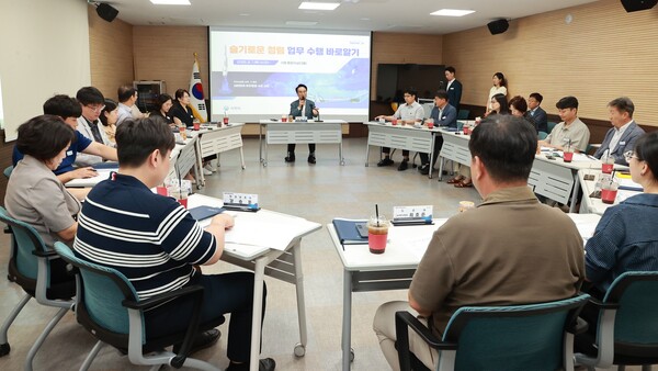 박동식 사천시장이 시청 직원들과 청렴 행정 강화를 위한 간담회를 진행하고 있다. ⓒ사천시