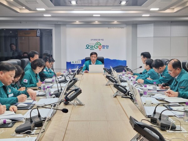 진병영 함양군수가 집중호우 피해 복구를 위한 상황 점검회의를 주재하고 있다. ⓒ함양군