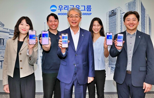 유니버셜뱅킹 서비스를 알리는 임종룡 회장(가운데)와 임직원들. 우리금융 제공.