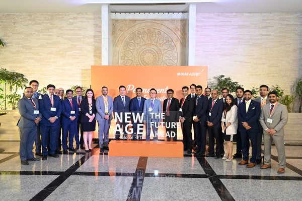 지난 3월 인도 뭄바이 세미나에 참석한 박현주 회장(가운데)과 인도법인 직원들. 미래에셋자산운용 제공.