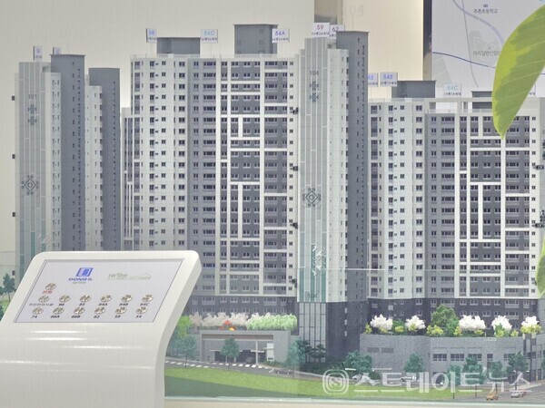 ◇'김해 삼계 동일스위트' 홍보관 내부의 단지 모형. (사진=이준혁 기자)