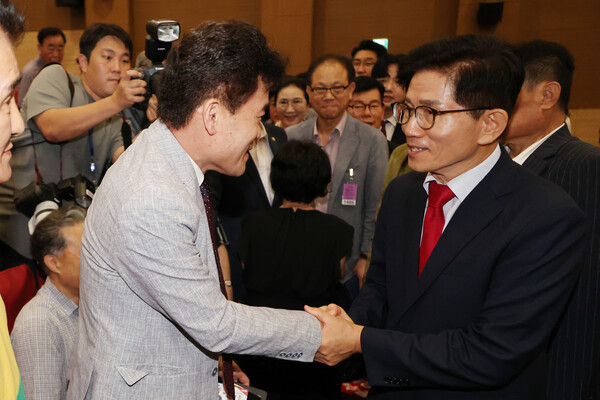 국민의힘 김문수 당대표 후보가 4일 서울 여의도 국회 의원회관에서 열린 시국토론회에서 전한길 씨와 악수하고 있다. 연합뉴스. 