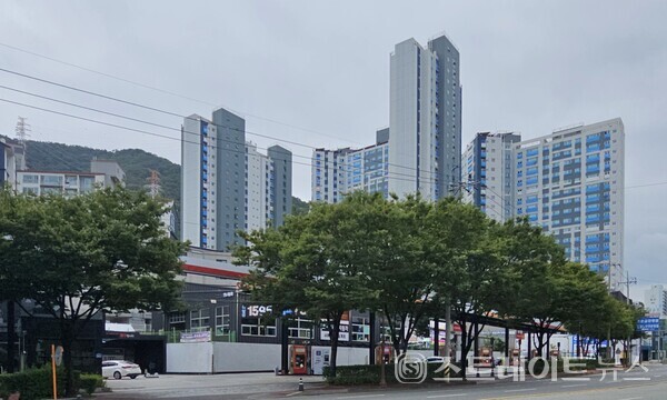 ​◇김해대로에서 동→서 구도로 보는 '김해 삼계 동일스위트' 아파트 단지. (사진=이준혁 기자)◇김해대로에서 남동→북서 구도로 보는 '김해 삼계 동일스위트' 아파트 단지. 송전탑(사진 내 왼쪽)과 대형 주유소(사진 내 아래)가 가깝다. (사진=이준혁 기자)