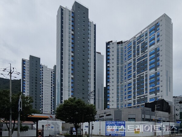 ◇김해대로에서 동→서 구도로 보는 '김해 삼계 동일스위트' 아파트 단지. (사진=이준혁 기자)