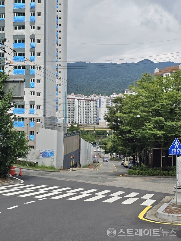 ​◇삼계중 입구에서 북동→남서 구도로 바라본 '김해 삼계 동일스위트' 아파트. (사진=이준혁 기자)◇조은금강병원 입구에서 바라보는 남서→북동 구도로 바라보는 '김해 삼계 동일스위트' 아파트 공사현장. (사진=이준혁 기자)