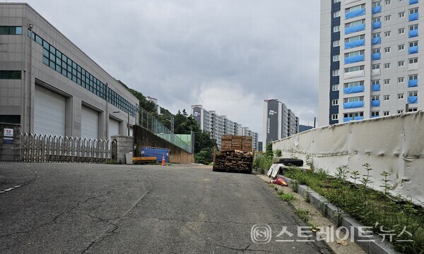 ◇삼계변전소와 '김해 삼계 동일스위트' 아파트 101동 및 102동. (사진=이준혁 기자)
