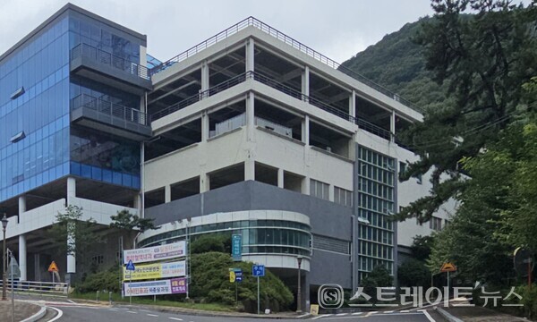 ◇'김해 삼계 동일스위트' 아파트의 남서쪽에 위치한 종합병원인 조은금강병원. 사진은 '김해 삼계 동일스위트' 아파트 경계와 가까운 병원 입구에 있는 주차장 겸 장례식장 건물. (사진=이준혁 기자)