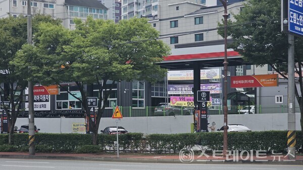 ◇'김해 삼계 동일스위트' 아파트의 남동쪽에 위치한 주유소인 김해대로주유소. 대형 차량용 주유 공간이 별도 마련됐을 정도로 대형차 이용이 적잖은 주유소다. (사진=이준혁 기자)