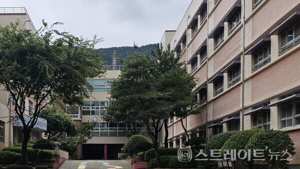 ◇'김해 삼계 동일스위트'의 거주 어린이들이 배정될 화정초교의 건물 내에 있는 화정초등학교 병설유치원. 사진의 왼쪽 부분에 위치한다. (사진=이준혁 기자)