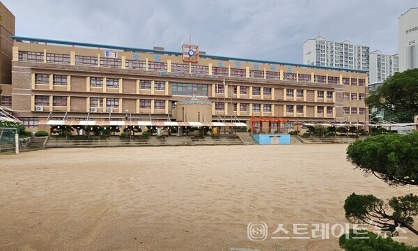 ◇'김해 삼계 동일스위트'와 가장 가까운 중학교인 삼계중. 2003년에 개교한 공립 남녀공학 학교다. (사진=이준혁 기자)