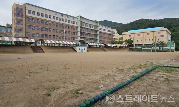 ◇'김해 삼계 동일스위트'와 가까운 고등학교의 한 학교인 김해분성고. 2003년에 개교한 공립 남학교다. (사진=이준혁 기자)