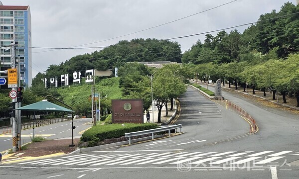 ◇'김해 삼계 동일스위트'의 입구 교차로에서 학교 입구 교차로까지 1㎞ 이내로 가까운 가야대. 1993년 고령에서 개교한 후 2004년 현위치로 옮겨온 4년제 사립대학교다. (사진=이준혁 기자)